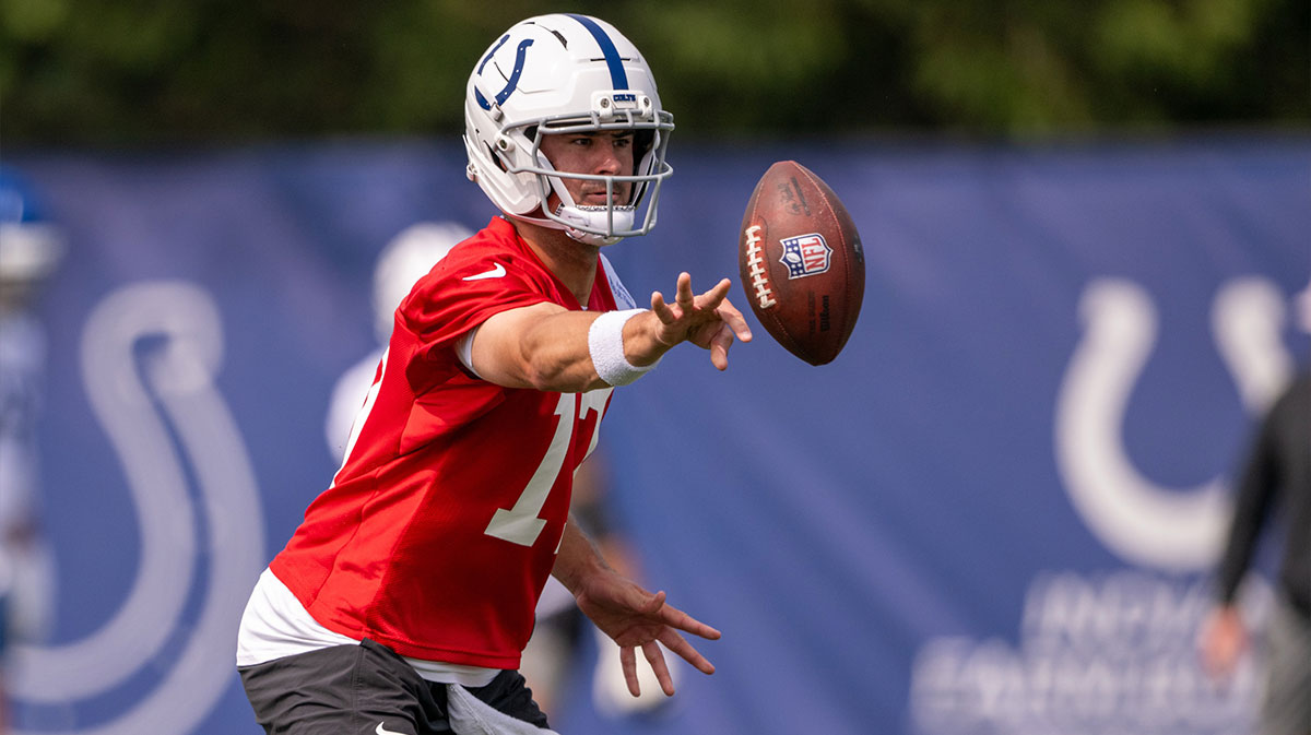 Indianapolis Colts quarterback Daniel Jones (17) pitches a ball during training camp at the Farm Bureau Football complex.