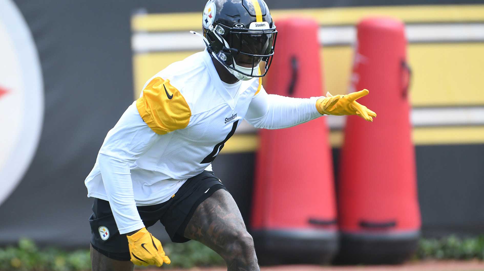Jun 10, 2025; Pittsburgh, PA, USA; Pittsburgh Steelers wide receiver DK Metcalf (4) during minicamp at their South Side facility.