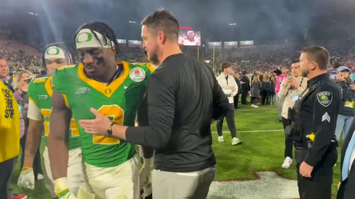 Oregon coach Dan Lanning consoles players after the loss to Ohio State at the Rose Bowl.