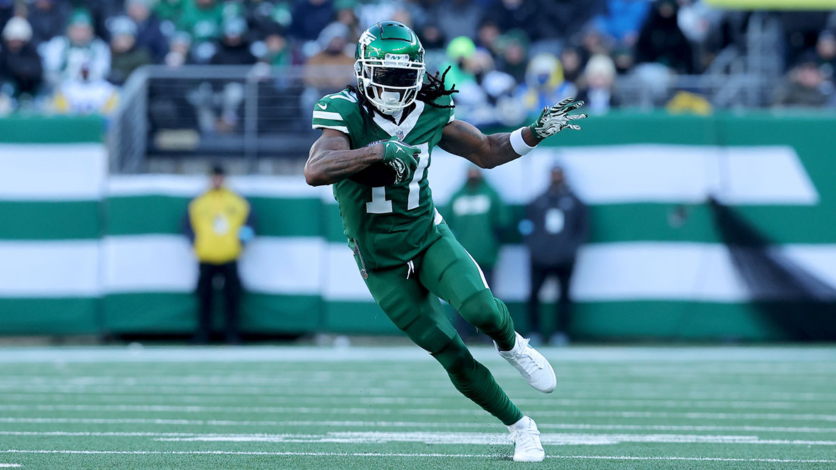 New York Jets wide receiver Davante Adams (17) runs with the ball against the Los Angeles Rams during the second quarter at MetLife Stadium. Brad Penner-Imagn Images