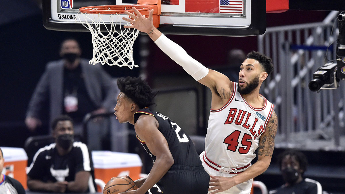Chicago Bulls forward Doug McDermott (3) passes around Orlando Magic forward Devyn Marble (11) during the second quarter of a basketball game at Amway Center.