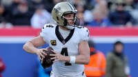 New Orleans Saints quarterback Derek Carr (4) drops back to pass against the New York Giants during the first quarter at MetLife Stadium.