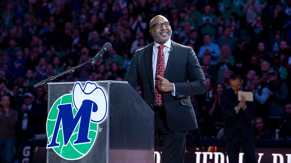 Former Dallas Mavericks point guard Derek Harper has his jersey number retired at halftime of the game between the Mavericks and the New York Knicks at the American Airlines Center.