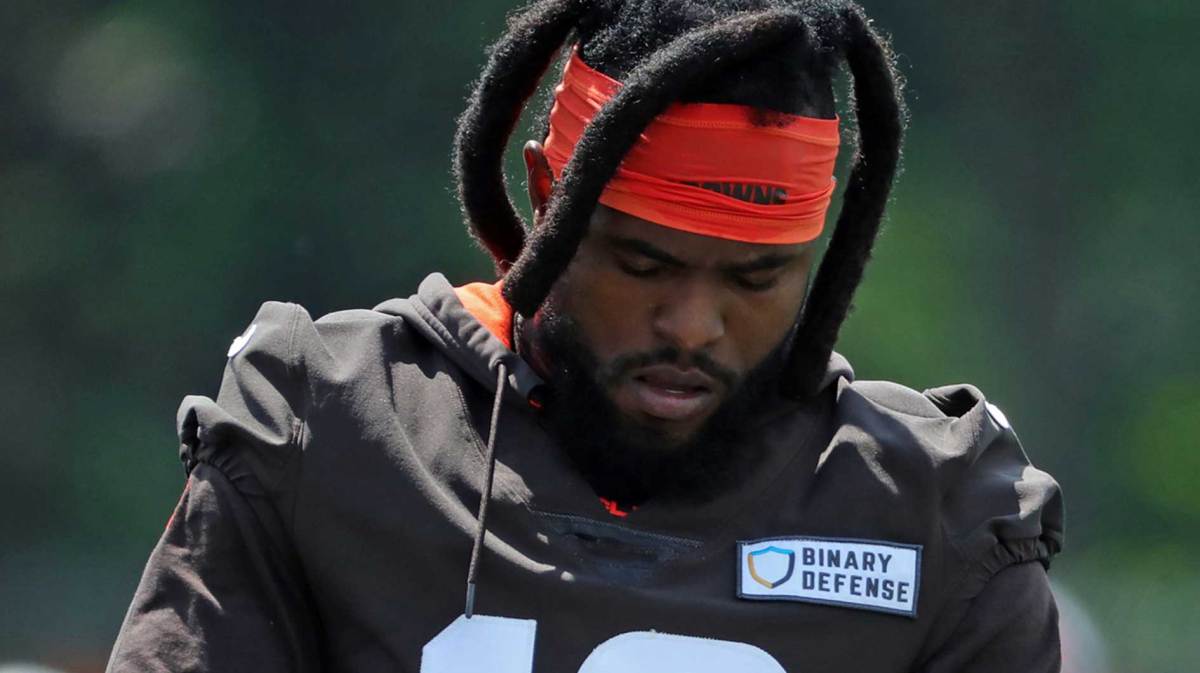 Browns wide receiver Diontae Johnson wipes off his visor during practice, Tuesday,