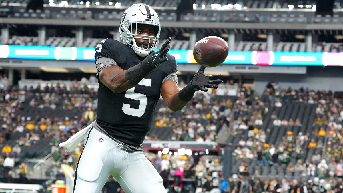 Las Vegas Raiders linebacker Divine Deablo (5) warms up before a game against the Green Bay Packers at Allegiant Stadium.