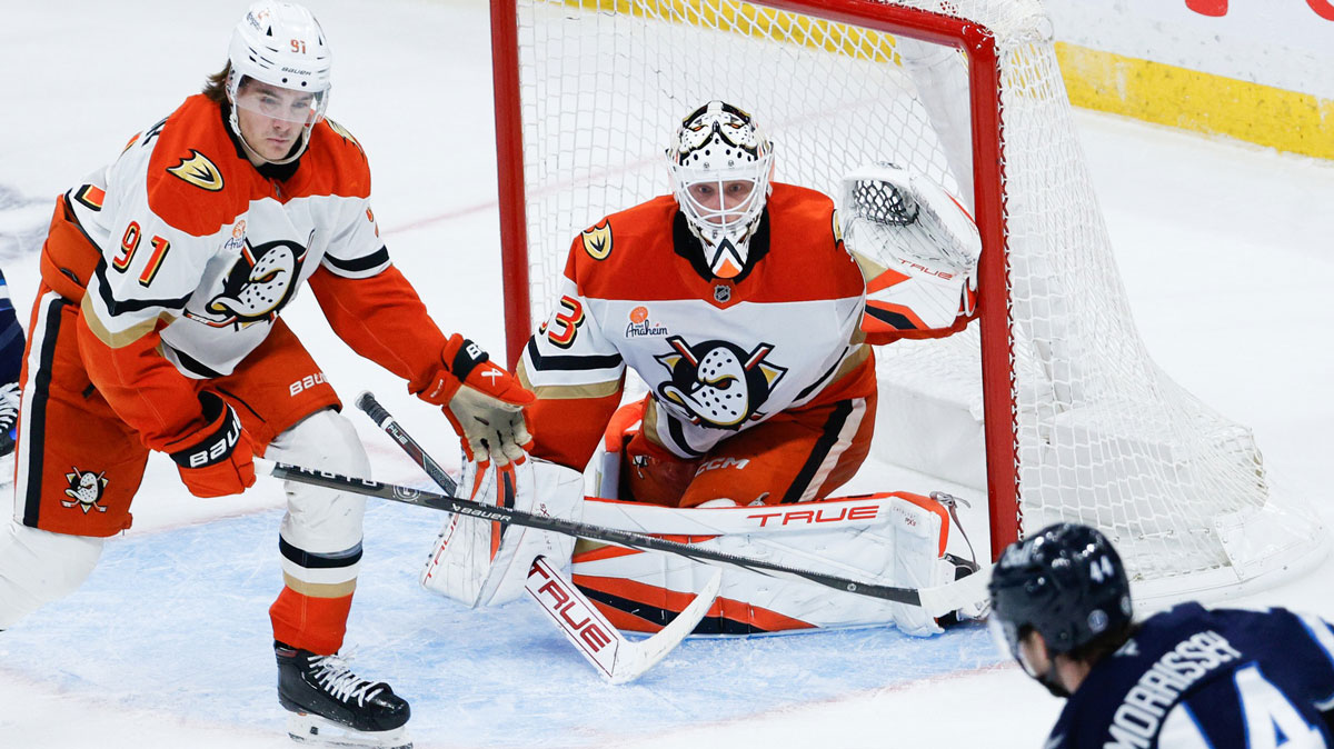 Ducks sign goalie to contract extension after John Gibson trade