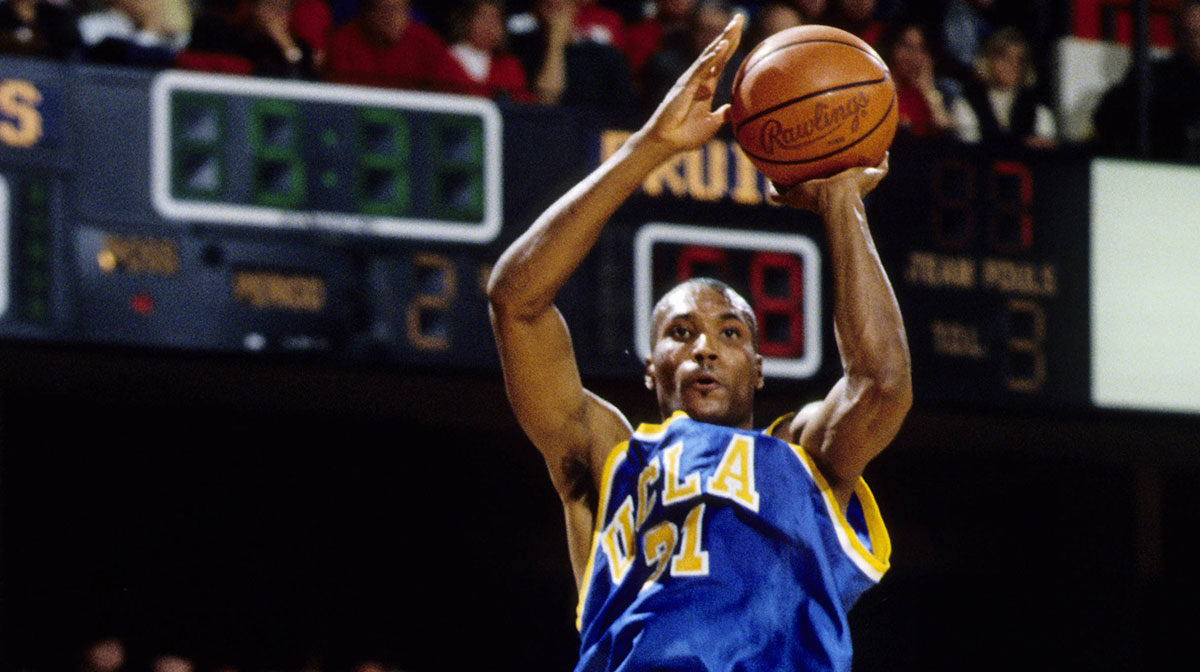 UCLA Bruins forward Ed O'Bannon (31) in action against Louisville Cardinals forward Samaki Walker (52) at Freedom Hall.
