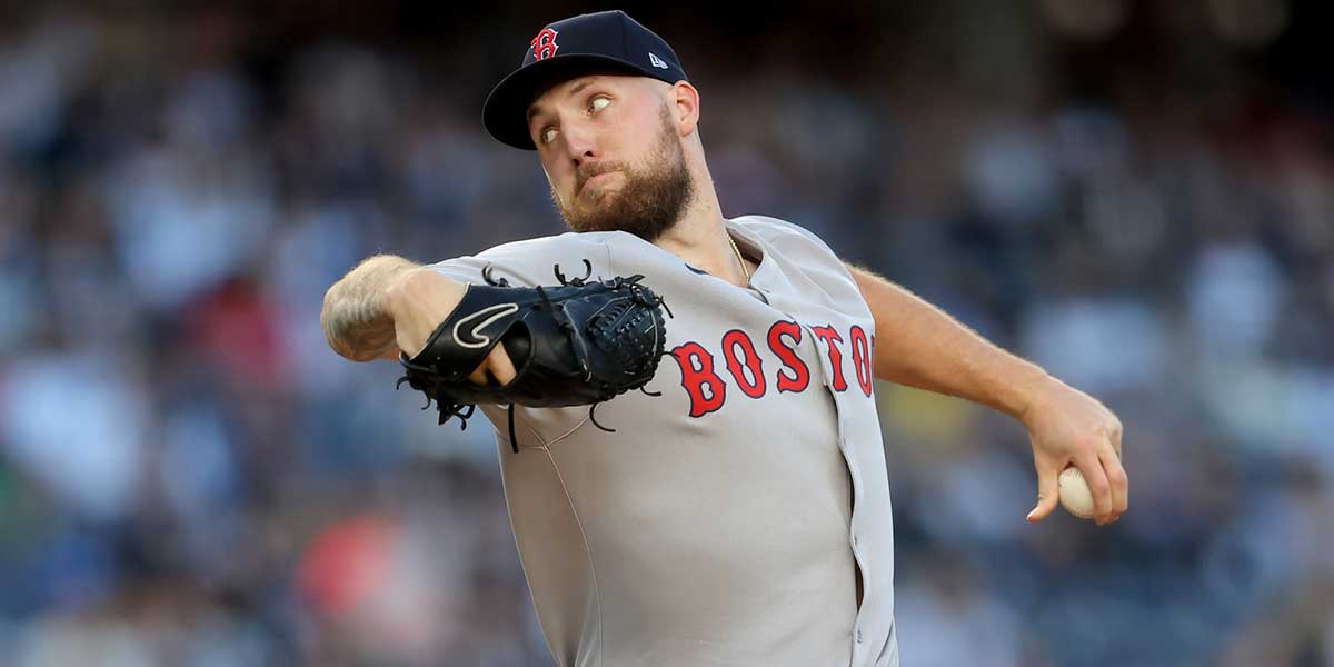 Boston Red Sox starting pitcher Garrett Crochet (35) pitches against the New York Yankees during the first inning at Yankee Stadium.