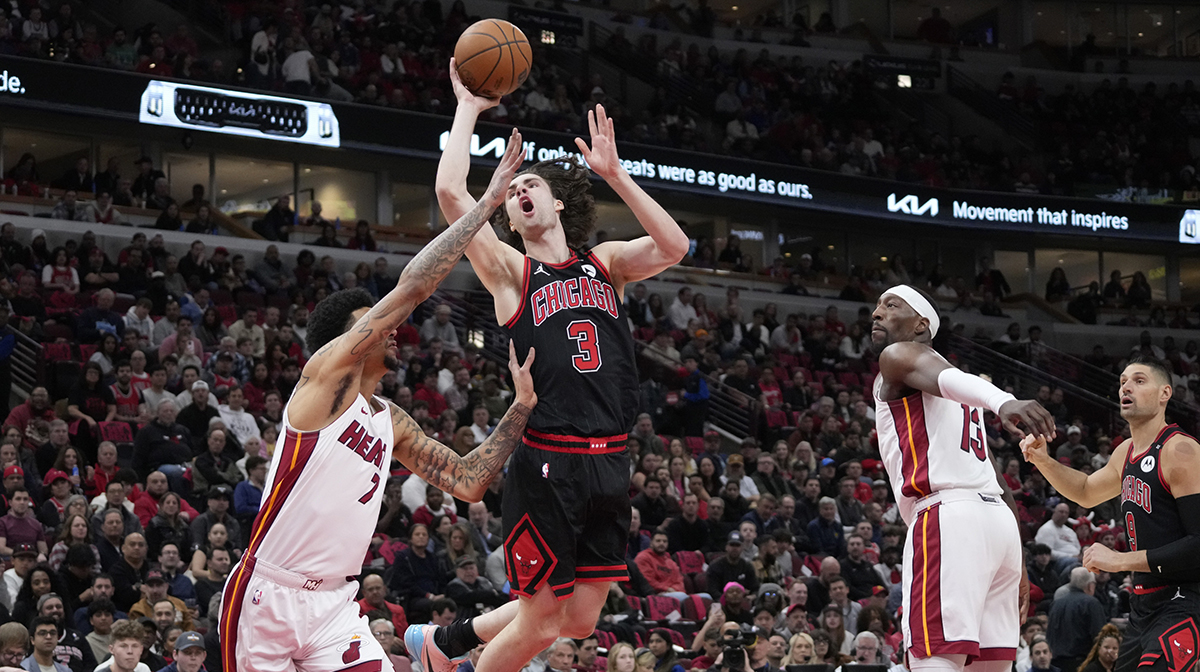 Miami Heat center Kel'el Ware (7) defends Chicago Bulls guard Josh Giddey (3) during the first quarter at United Center.