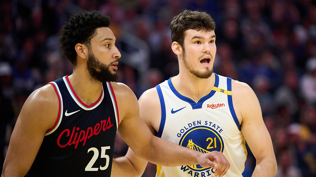 Golden State Warriors center Quinten Post (21) gestures toward LA Clippers guard Ben Simmons (25) to confirm his defensive assignment during the first quarter at Chase Center.