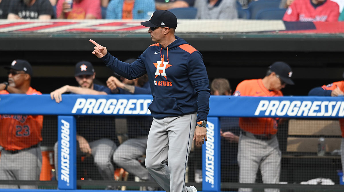 Houston Astros manager Joe Espada (19) changes pitchers during the sixth inning against the Cleveland Guardians at Progressive Field.