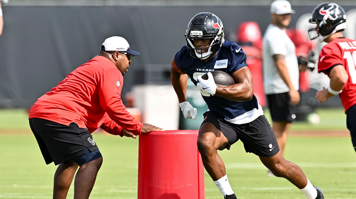 Houston Texans running back Nick Chubb (21) participates in a drill during an NFL football minicamp at NRG Stadium.