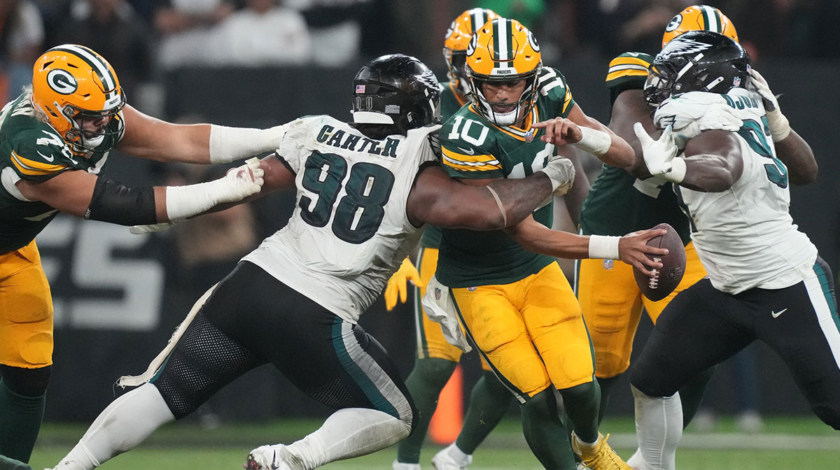 Sep 6, 2024; Sao Paulo, BRA; Green Bay Packers quarterback Jordan Love (10) is pressured by Philadelphia Eagles defensive tackle Jalen Carter (98) during the second half at Neo Quimica Arena.