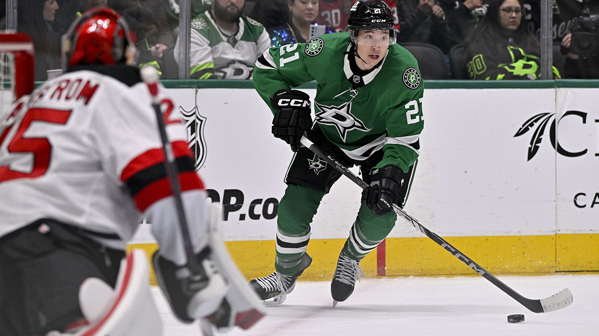 Dallas Stars left wing Jason Robertson (21) in action during the game between the Dallas Stars and the New Jersey Devils at the American Airlines Center