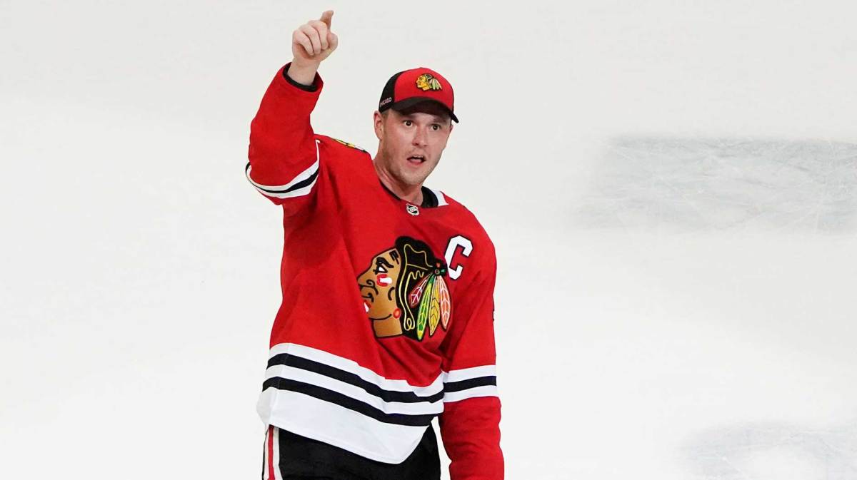 Chicago Blackhawks center Jonathan Toews (19) is honored after the game against the Philadelphia Flyers. He played his last game as a Blackhawk, at United Center.
