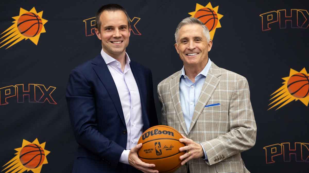 Phoenix Suns head coach Jordan Ott (left) poses for a photo with general manager Brian Gregory during an introductory press conference at the Verizon 5G Performance Center.
