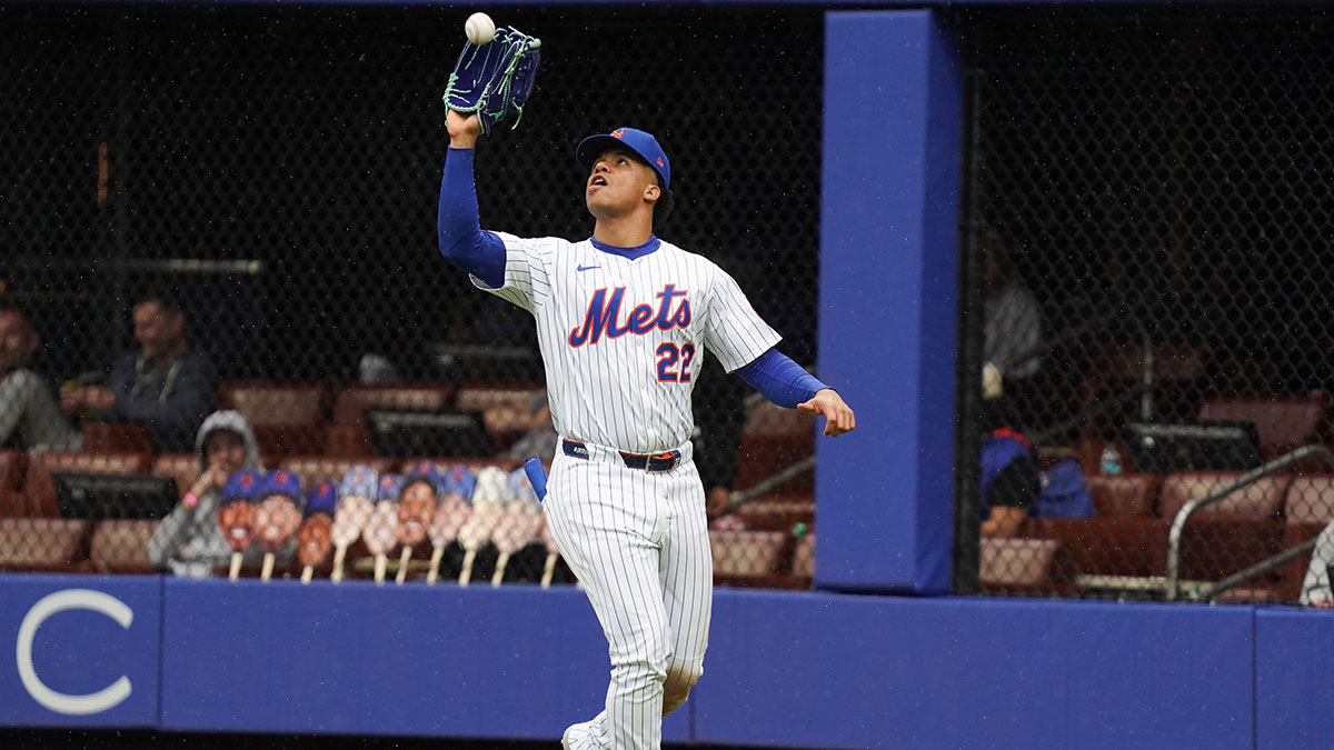 New York Mets right fielder Juan Soto (22) catches a fly ball during the game against the Chicago White Sox.