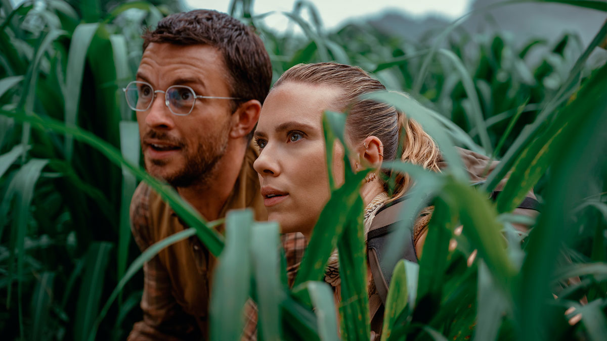 Jonathan Bailey and Scarlett Johansson in Jurassic World: Rebirth.