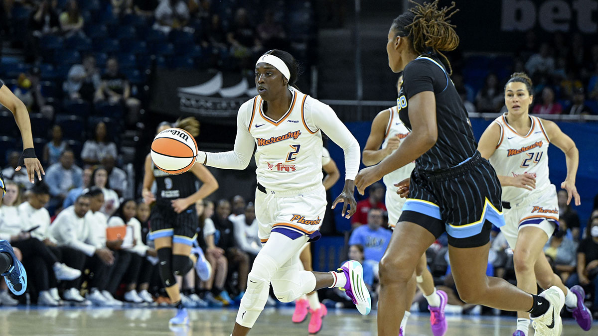 Phoenix Mercury guard Kahleah Copper (2) dribbles against the Chicago Sky during the first quarter at Wintrust Arena