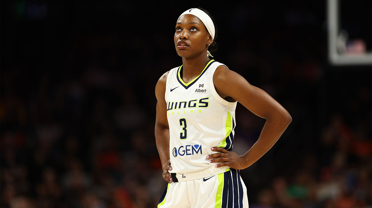 Dallas Wings guard Kaila Charles (3) against the Phoenix Mercury at PHX Arena.