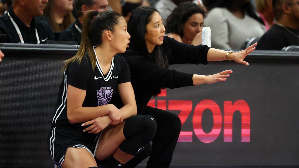 Golden State Valkyries head coach Natalie Nakase (right) with guard Kaitlyn Chen against the Phoenix Mercury during a preseason game at PHX Arena.