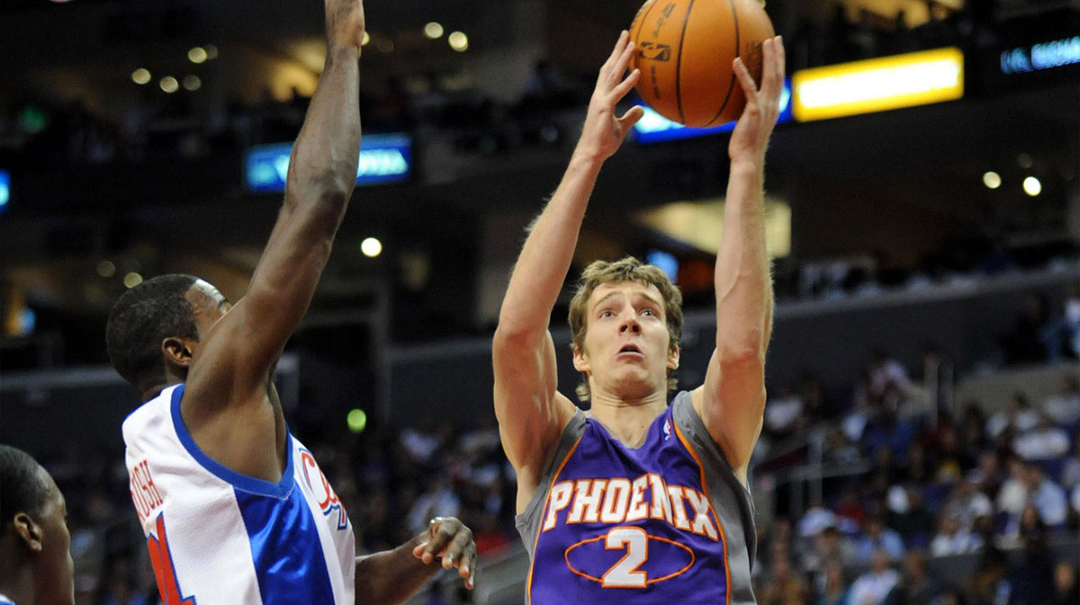 Phoenix Suns guard Goran Dragic (2) goes up for a shot against Los Angeles Clippers guard Kareem Rush (21) at the Staples Center. The Suns defeated the Clippers 109-107.