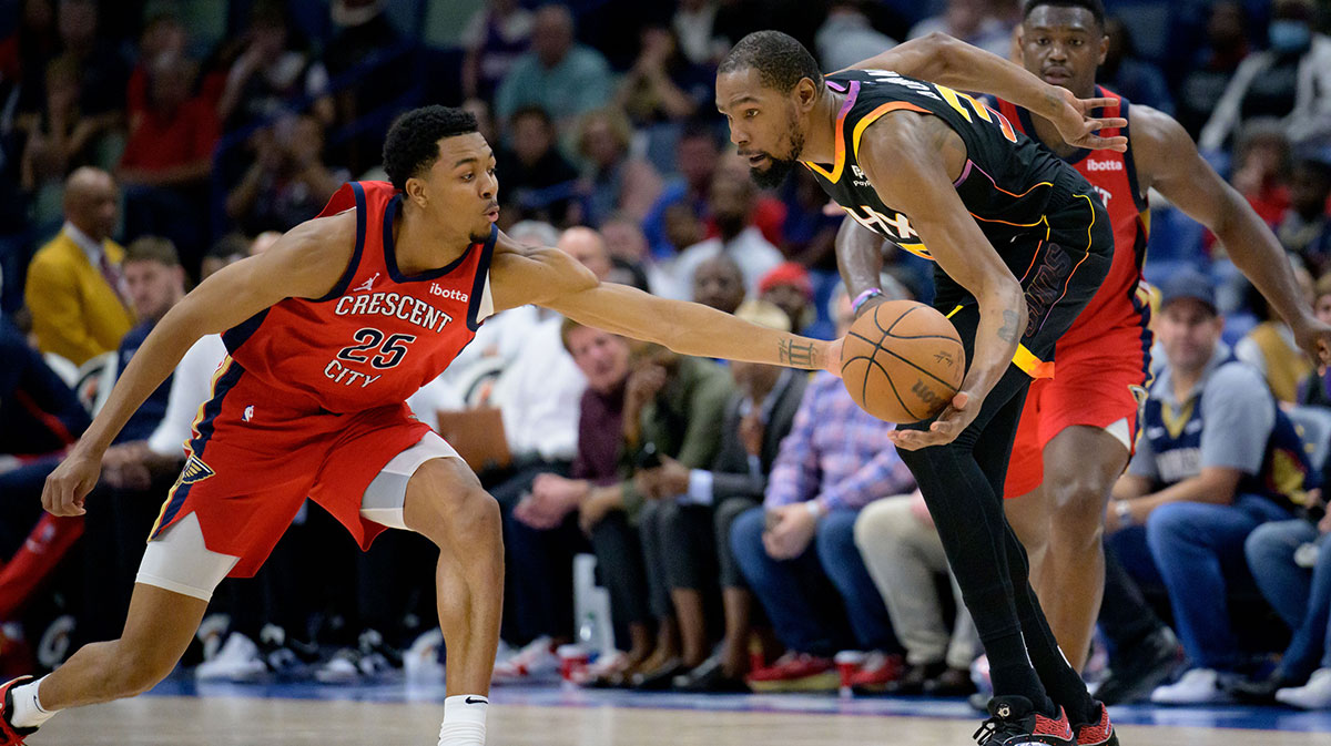New Orleans Pelicans guard Trey Murphy III (25) tries to steal the ball from Phoenix Suns forward Kevin Durant, right, during the second half at Smoothie King Center.