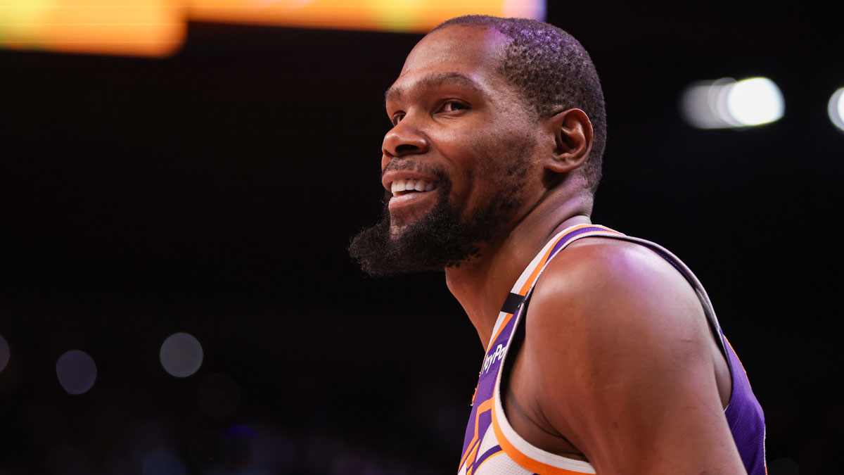 Phoenix Suns forward Kevin Durant (35) reacts to a fan against the New Orleans Pelicans in the fourth quarter at Footprint Center.
