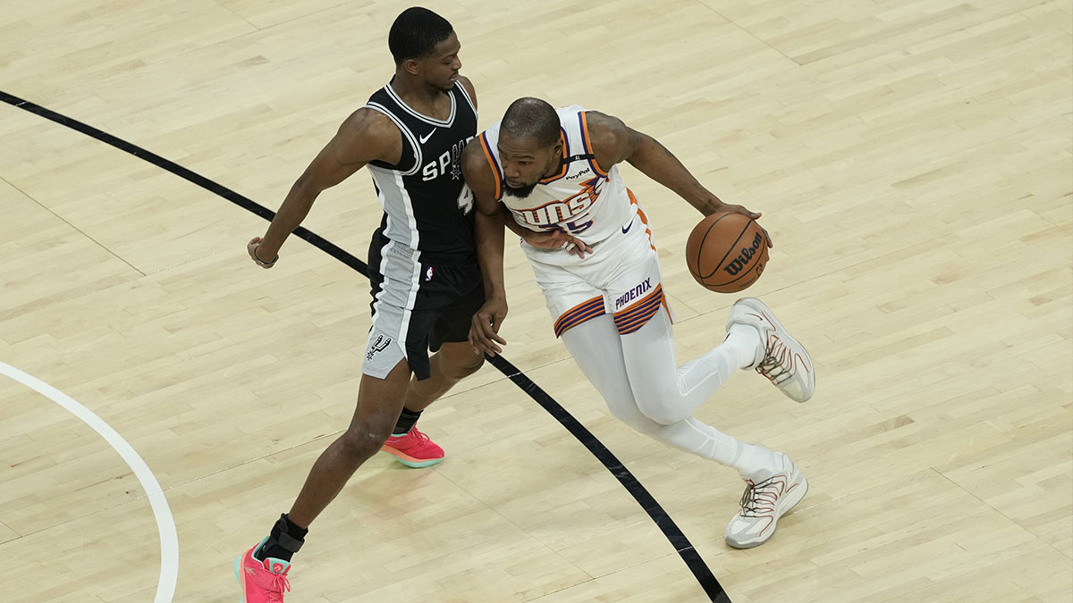 Phoenix Suns forward Kevin Durant (35) drives to the basket against San Antonio Spurs guard De'Aron Fox (4) during the second half at Moody Center.