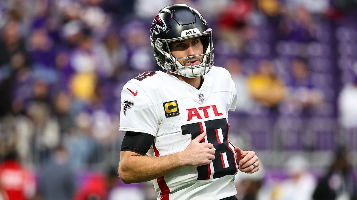 Atlanta Falcons quarterback Kirk Cousins (18) warms up before the game against the Minnesota Vikings at U.S. Bank Stadium.