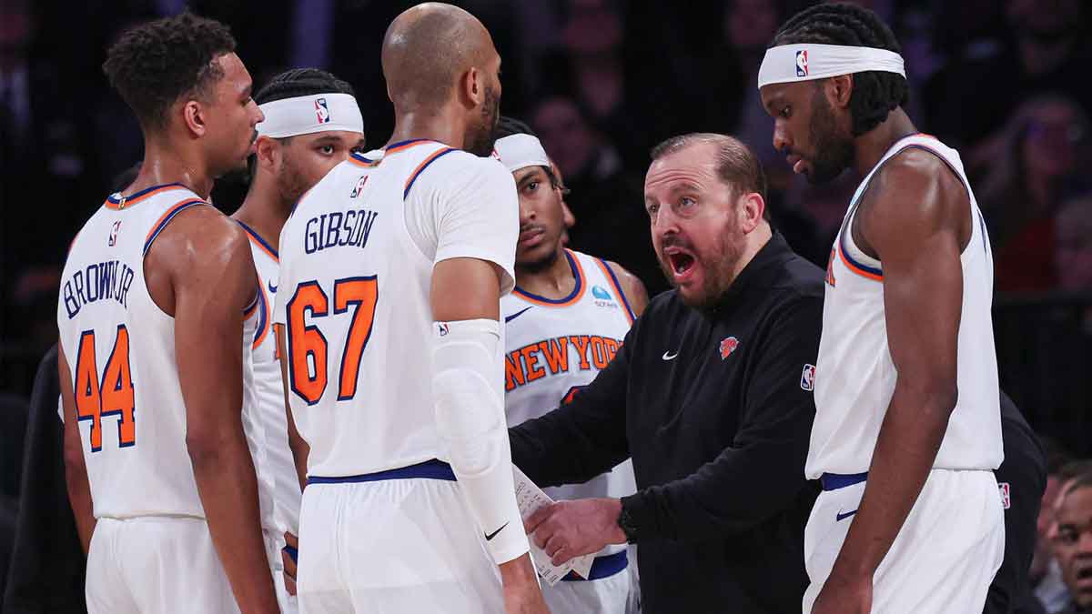 Knicks head coach Tom Thibodeau talks with forward Taj Gibson (67)