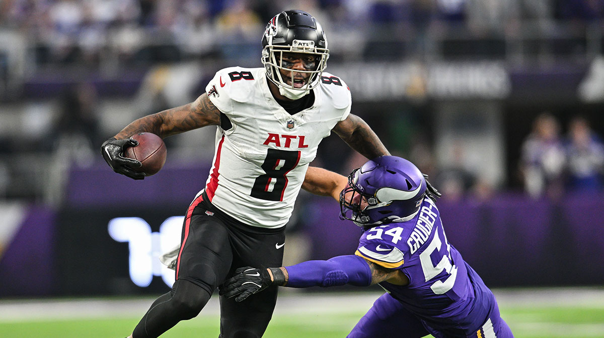 Atlanta Falcons tight end Kyle Pitts (8) gets yards after the catch as Minnesota Vikings linebacker Kamu Grugier-Hill (54) attempts to make the tackle during the fourth quarter at U.S. Bank Stadium.