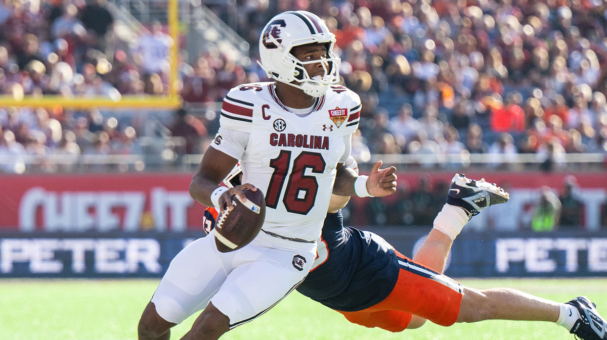 South Carolina Gamecocks quarterback LaNorris Sellers (16) runs the ball against Illinois Fighting Illini linebacker Joe Barna (43) in the first quarter at Camping World Stadium.