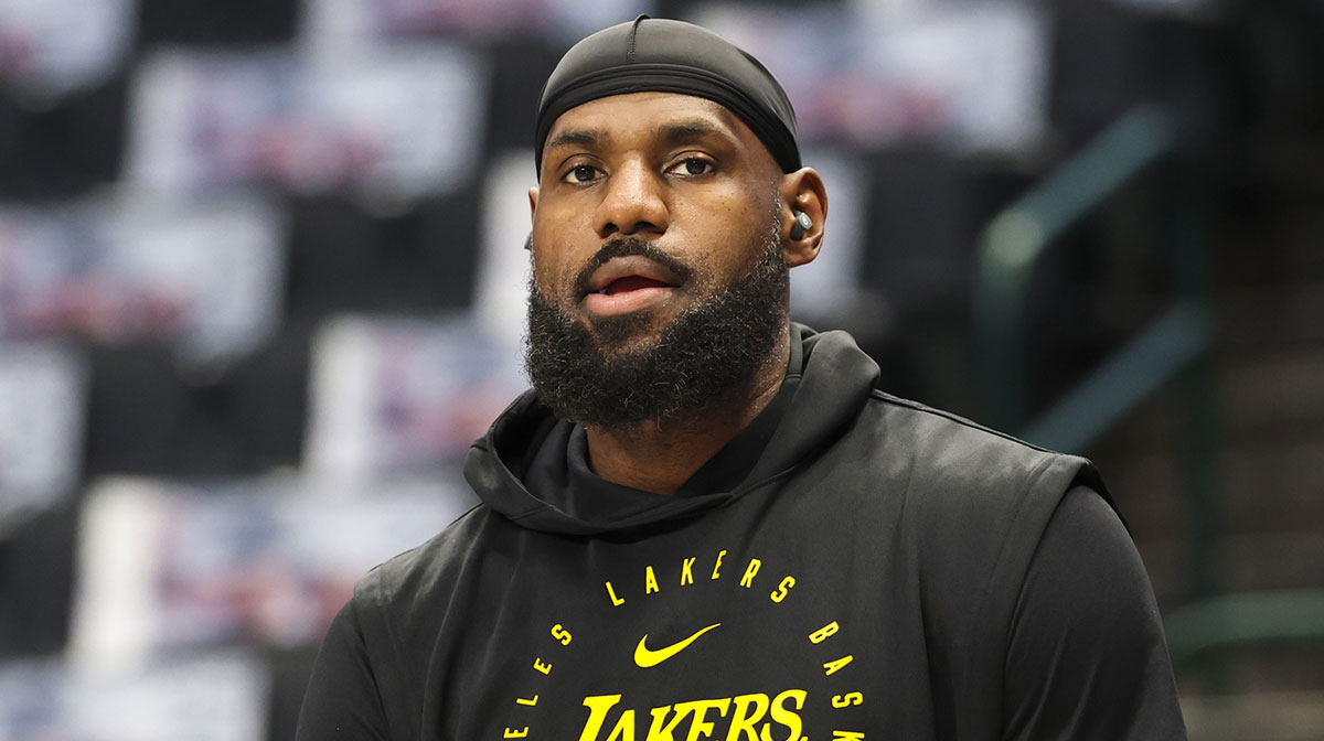 Los Angeles Lakers forward LeBron James (23) warms up before the game against the Dallas Mavericks at American Airlines Center.