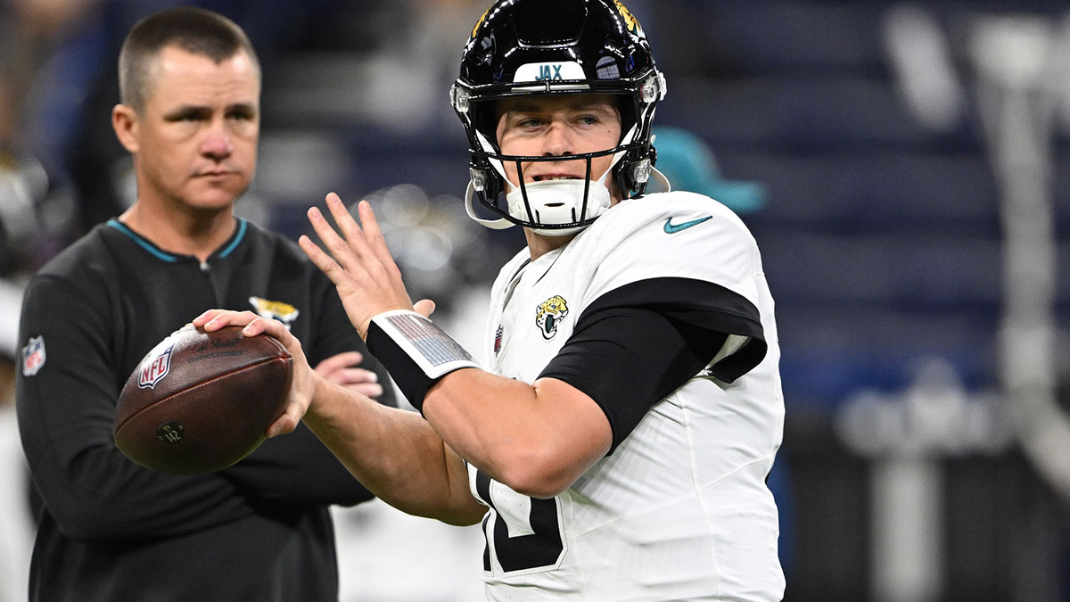 Jacksonville Jaguars quarterback Mac Jones (10) throws a pass to warm up before the game against the Indianapolis Colts at Lucas Oil Stadium.