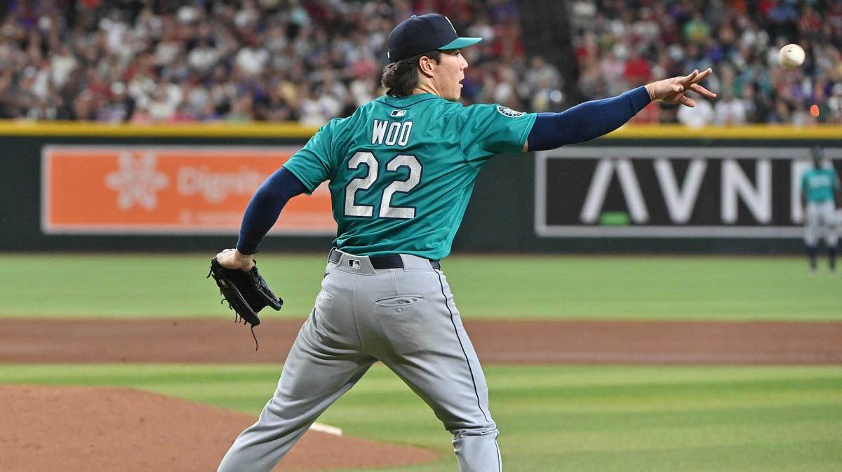 Seattle Mariners pitcher Bryan Woo (22) throws to first base in the third inning against the Arizona Diamondbacks at Chase Field.