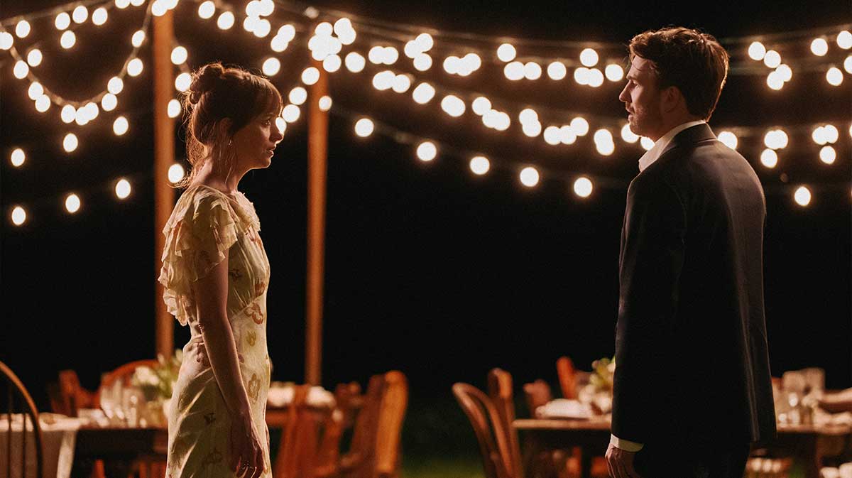 Dakota Johnson and Chris Evans in Materialists.