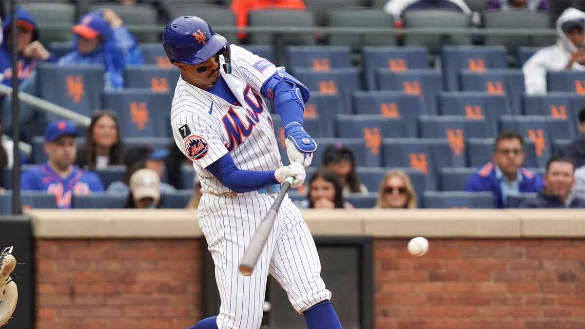 New York Mets third baseman Mark Vientos (27) makes contact during the game against the Chicago White Sox at Citi Field. Mandatory Credit: