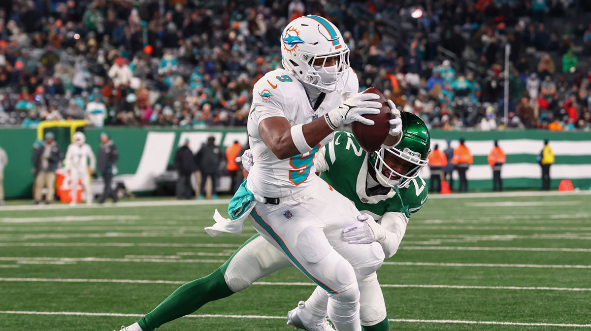 Miami Dolphins tight end Jonnu Smith (9) scores a touchdown during the fourth quarter of their game against the New York Jets at MetLife Stadium.