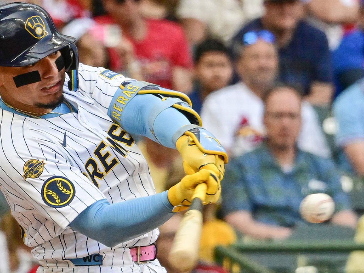 Milwaukee-Brewers-catcher- 