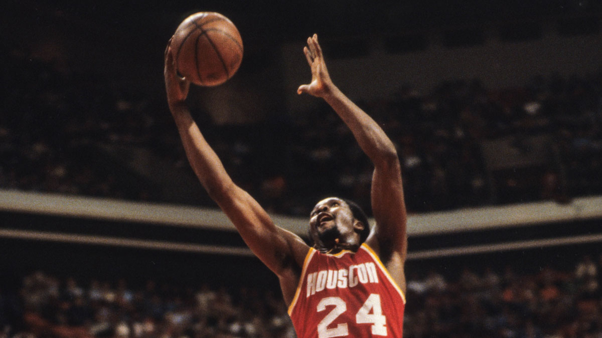 Houston Rockets center Moses Malone (24) against the Atlanta Hawks.