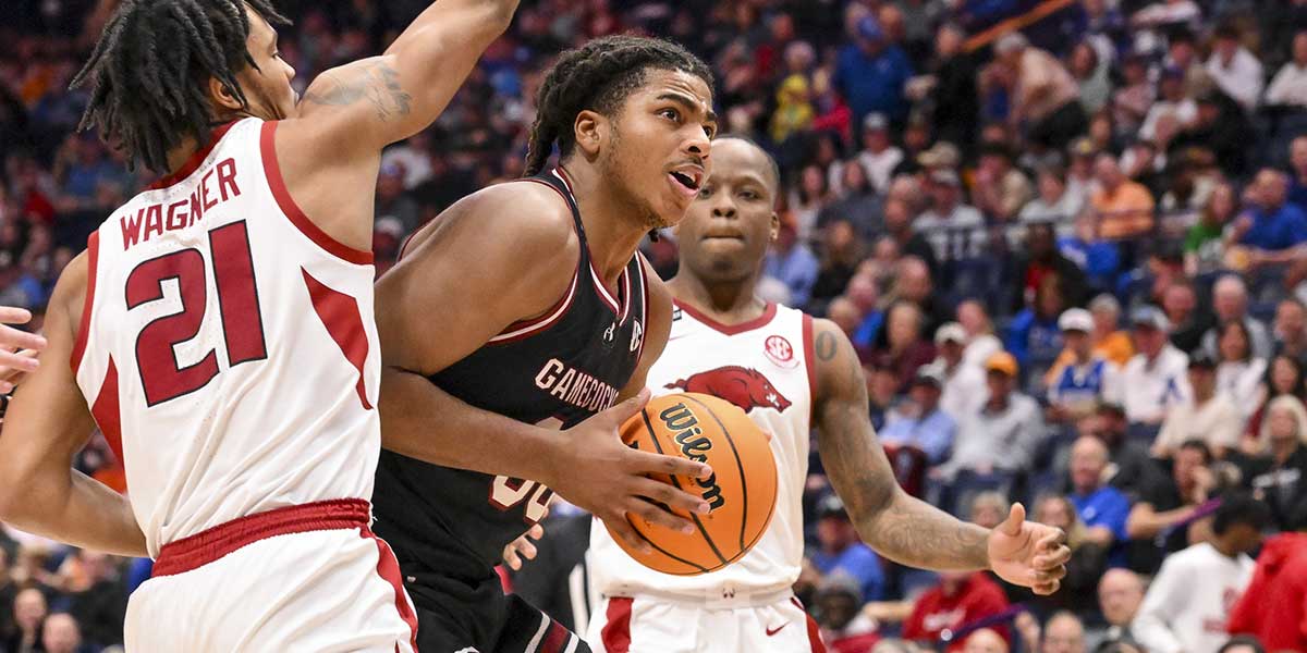 South Carolina Gamecocks forward Collin Murray-Boyles (30) splits Arkansas Razorbacks guard D.J. Wagner (21) and guard Johnell Davis (1) during the second half at Bridgestone Arena.