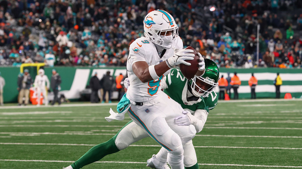 Miami Dolphins tight end Jonnu Smith (9) scores a touchdown during the fourth quarter of their game against the New York Jets at MetLife Stadium.