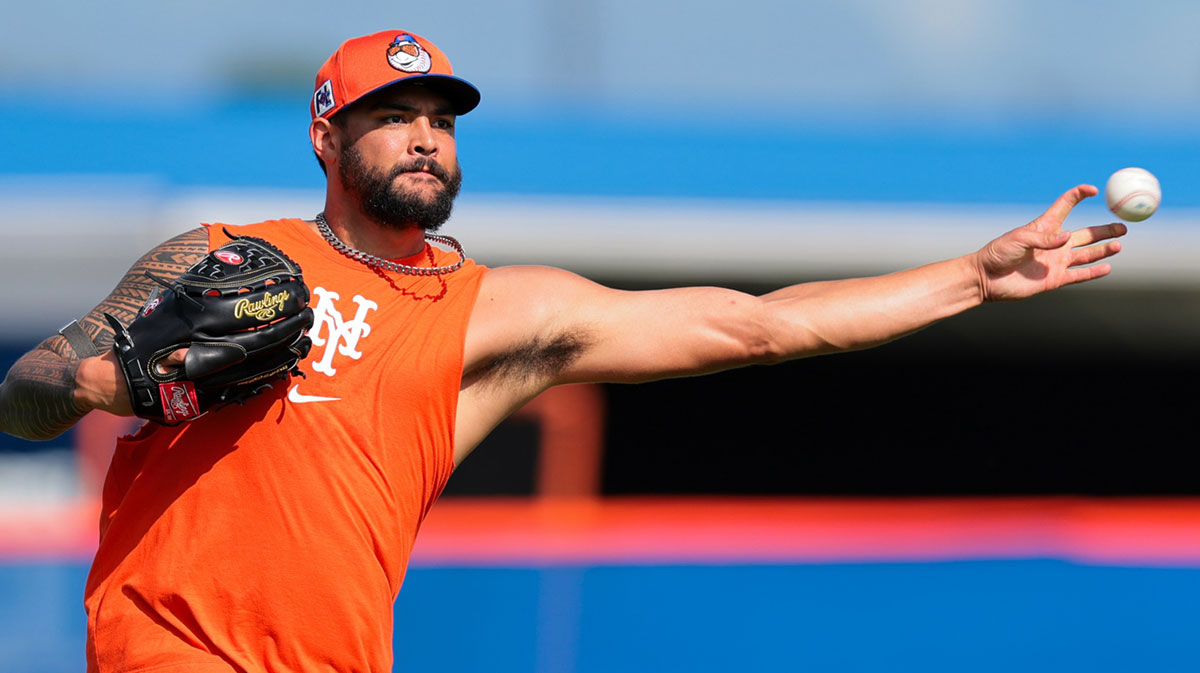 New York Mets starting pitcher Sean Manaea (59) plays catch during a spring training workout at Clover Park.