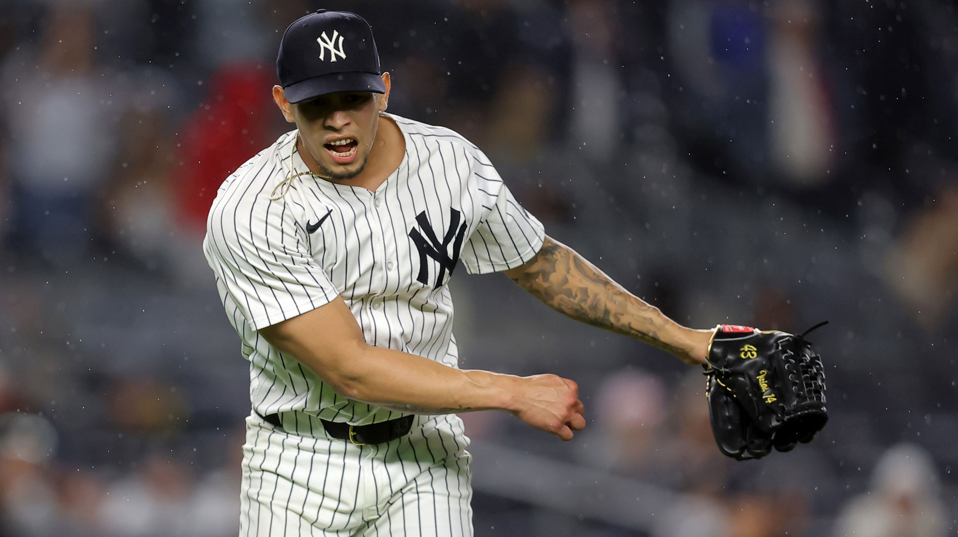 Yankees reliever exits vs. Reds with apparent injury