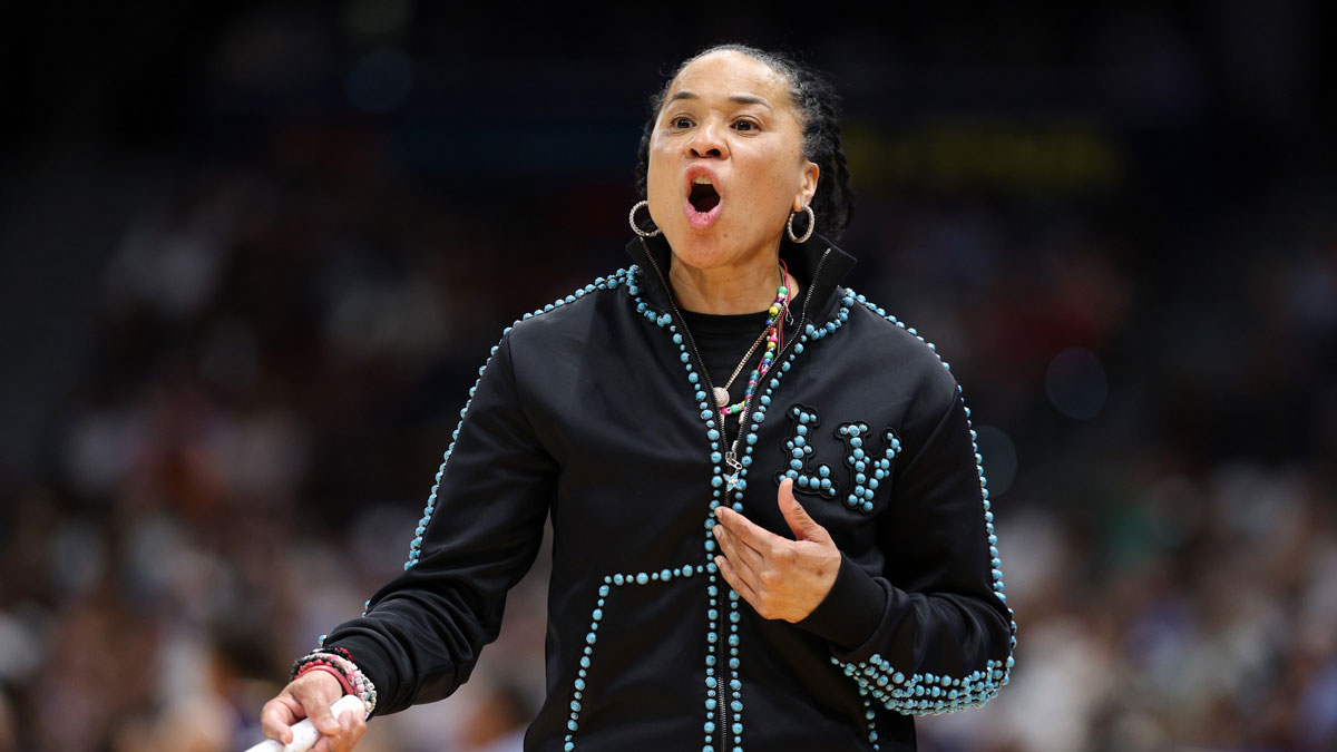 South Carolina Gamecocks head coach Dawn Staley reacts during the first half of the national championship of the women's 2025 NCAA tournament against the Connecticut Huskies at Amalie Arena. Thibodeau