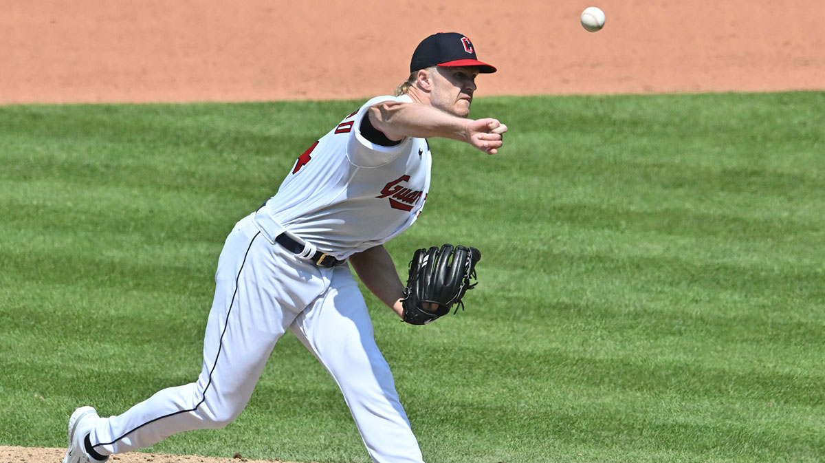 Cleveland Guardians starting pitcher Noah Syndergaard (34) throws a pitch during the sixth inning against the Toronto Blue Jays at Progressive Field.