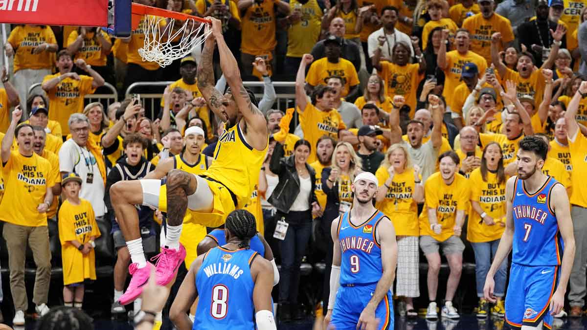 Pacers forward Obi Toppin (1) dunks the ball