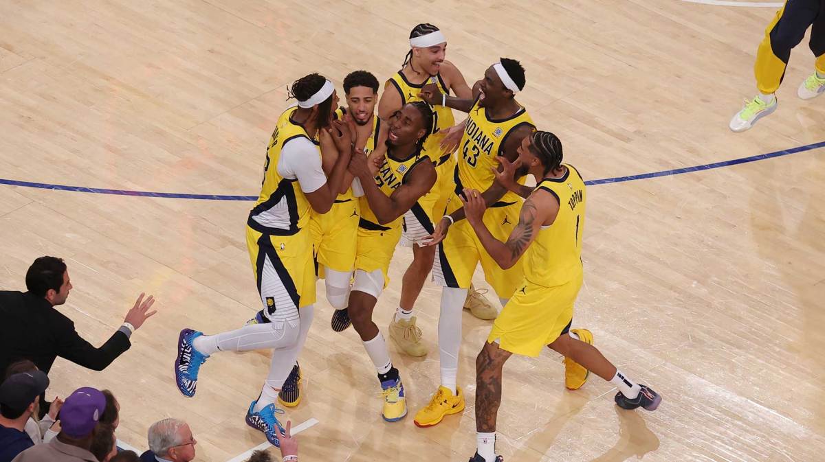 Indiana Pacers guard Tyrese Haliburton (0) celebrates with teammates after tying the game in the fourth quarter to send the game to overtime against the New York Knicks during game one of the eastern conference finals for the 2025 NBA Playoffs at Madison Square Garden.