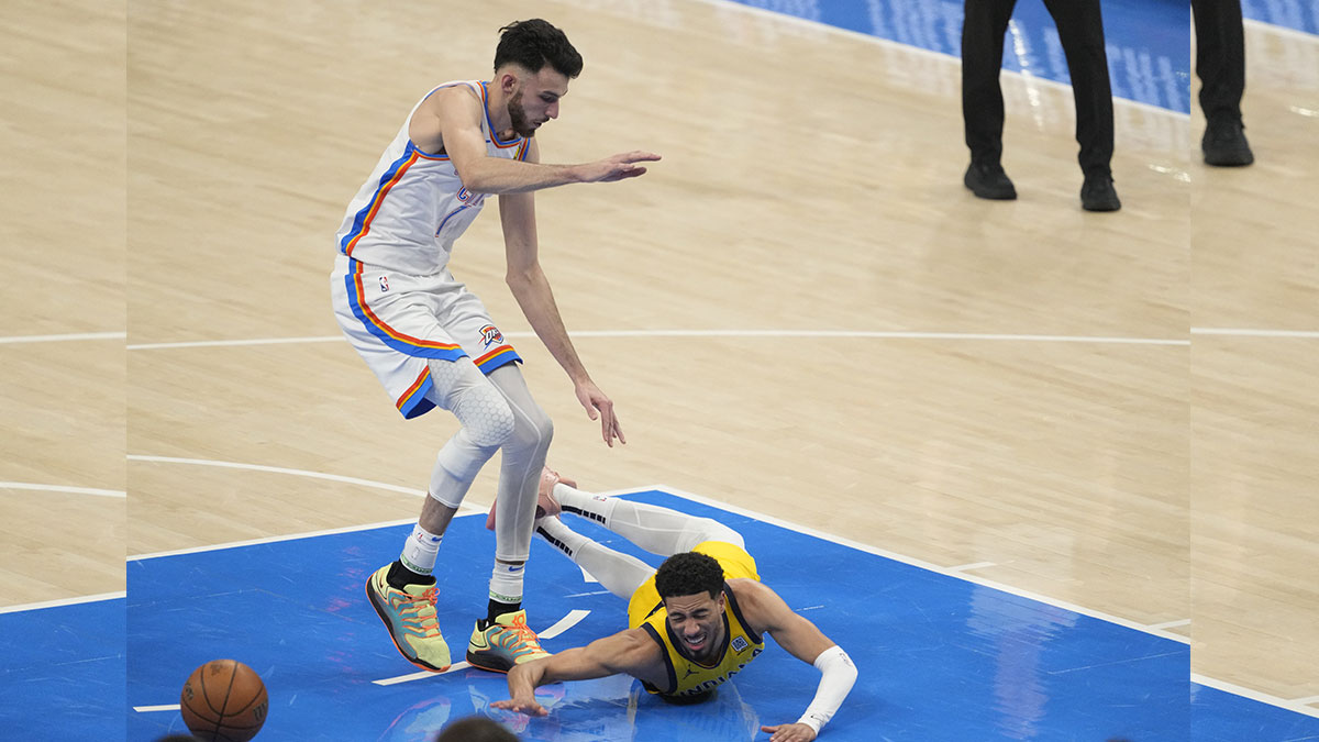 Pacers guard Tyrese Haliburton (0) loses the ball